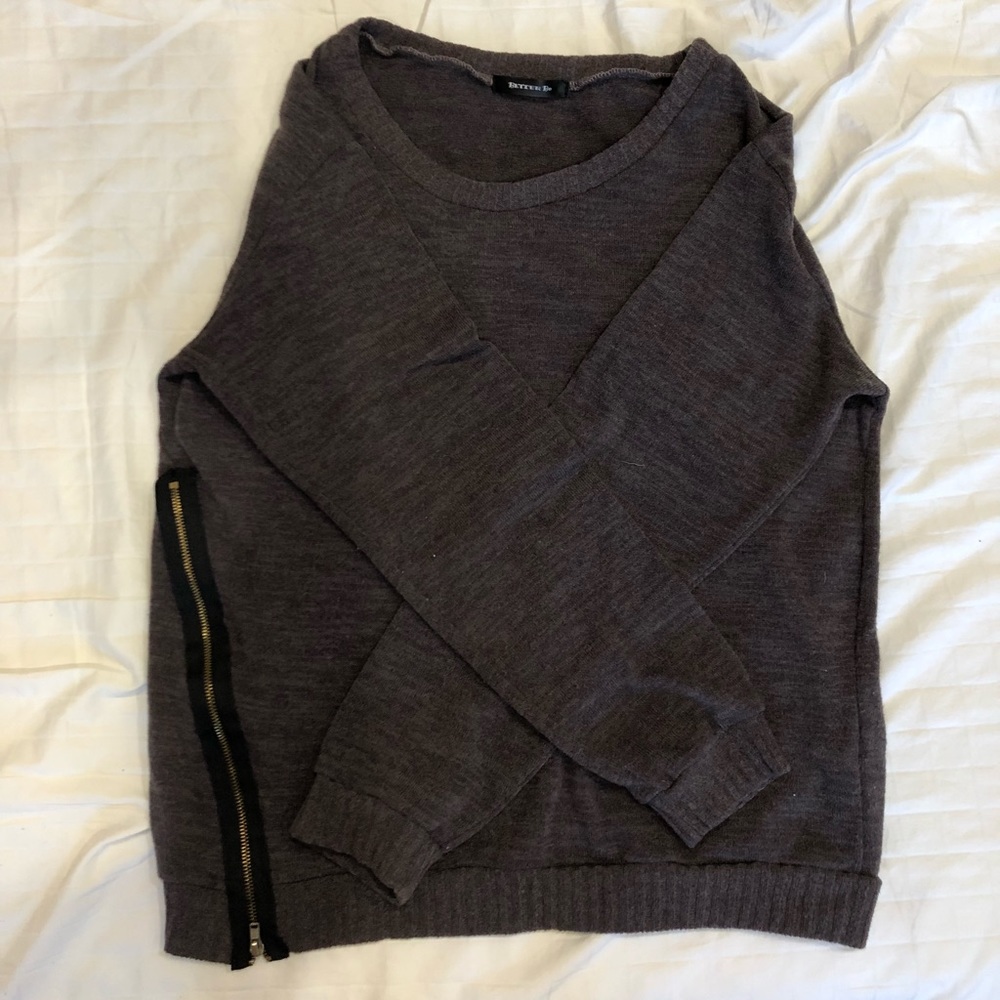 WORN TWICE. Light sweater w/ a zipper side